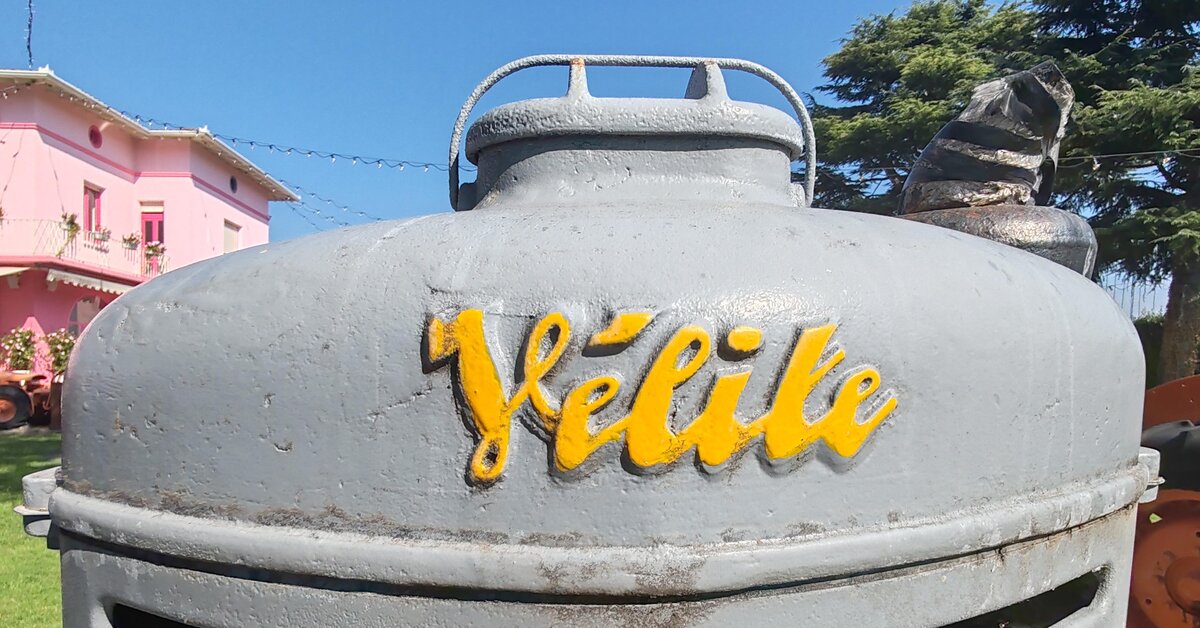 =Frontemblem des Landini Velite, gesehen auf dem Gelände vom Weingut SCOLARI in Puegnago, 09-2025