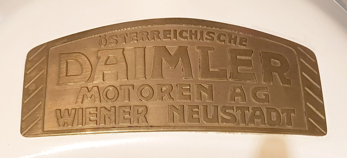=Frontemblem desAustro Daimler Alpenwagen, Bj. 1911, 2210 ccm, 27 PS, 90 km/h, gesehen im Museum  fahr(T)raum - Ferdinand Porsche  in Mattsee/Österreich, Juni 2022.