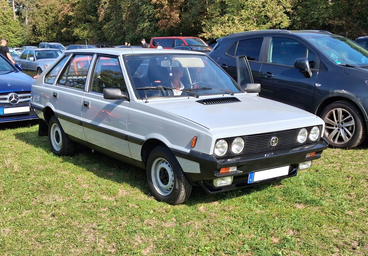 FSO Polonez aus dem Jahr 1981. Der Polonez wurde im Mai 1978 bei einer Pressekonferenz in Warschau vorgestellt. Er sollte das bisherige Fahrzeugangebot durch ein moderneres Modell erg�nzen. Gleichzeitig wollte man ein mehr polnisch gepr�gtes Auto bauen, das sich von den bisherigen Fiat-Lizenzfahrzeugen absetzte. Dahinter steckte aber mehr Schein als Sein, denn die neue f�nft�rige Karosserie hatte Fiat in Zusammenarbeit mit Ital-Design aus Turin entworfen. Das Auto machte einen modernen Eindruck. Auch der Innenraum machte der Polonez einen guten Eindruck. Er hatte bequeme Sitze und eine �bersichtliche Armaturentafel. Motorentechnisch hatte sich aber nichts getan. Beide Vierzylinderreihenmotoren stammten noch aus dem FSO 125P, Der 1295 cm� Motor mit 65 PS war aber nur auf dem Heimatmarkt erh�ltlich. In den Export gingen ausschlie�lich die Fahrzeuge mit dem 1481 cm�-Motor mit 82 PS. Cars & Castle auf Schlo� Lauersfort in Moers am 03.10.2026.
