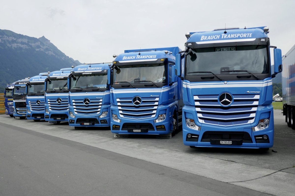 Fünf MB Actros und ein Volvo von Braucht Transporte am 25.6.18 beim Trucker Festival Interlaken.