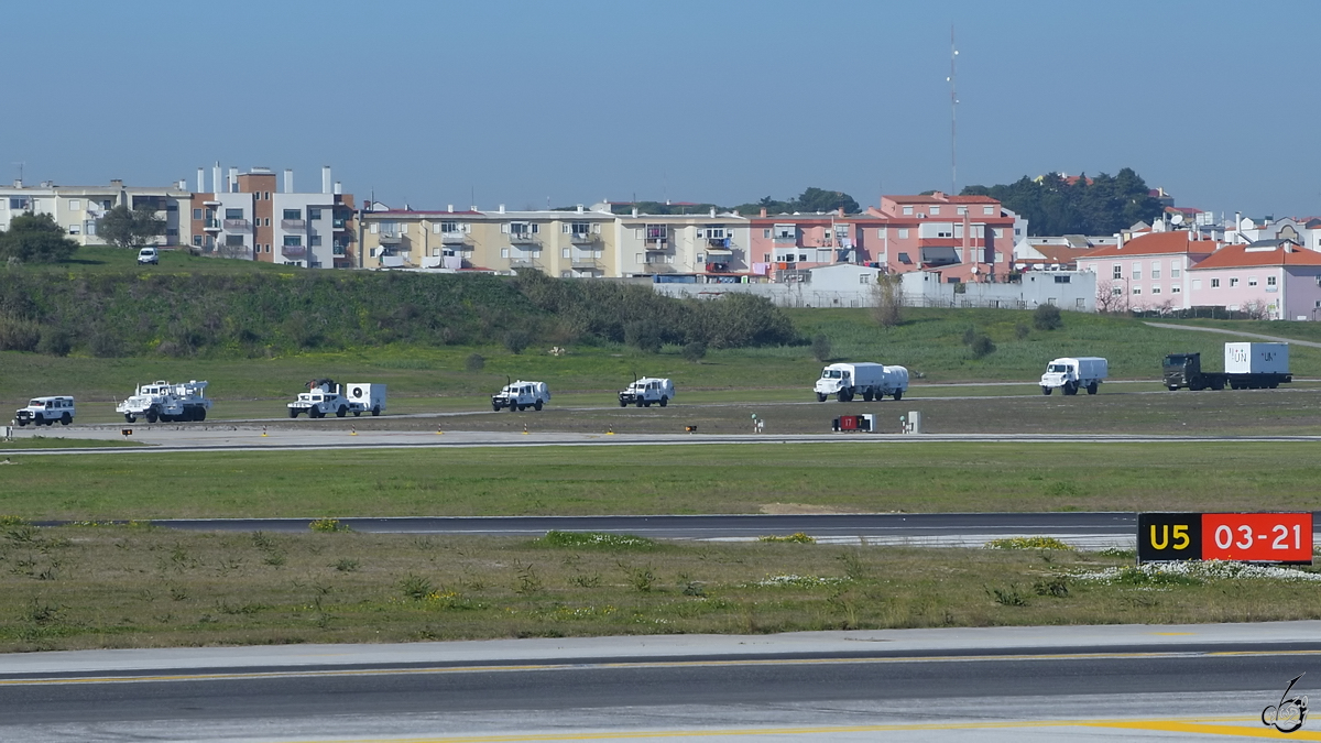 Für einen nächsten UN-Einsatz bereitgestellte Fahrzeuge sind gerade am Flughafen Lissabon angekommen und werden in den nächsten Minuten in eine An-124 verfrachtet. (Januar 2017)