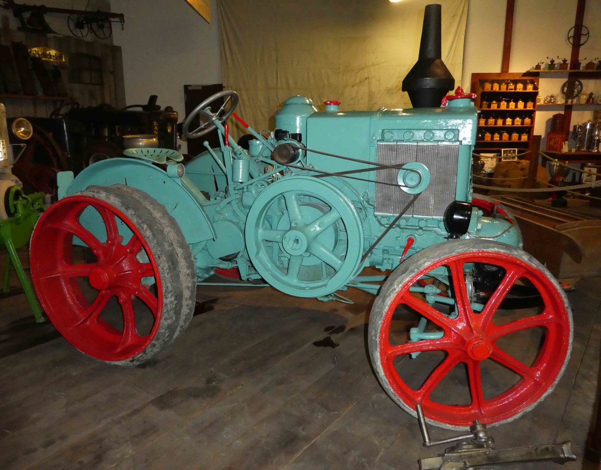 =Gambino - 15/30, Bj. 1936, 10330 ccm 30 PS, ausgestellt im Auto & Traktor-Museum-Bodensee, 10-2019. Der Traktor stammt aus dem Piemont/I.