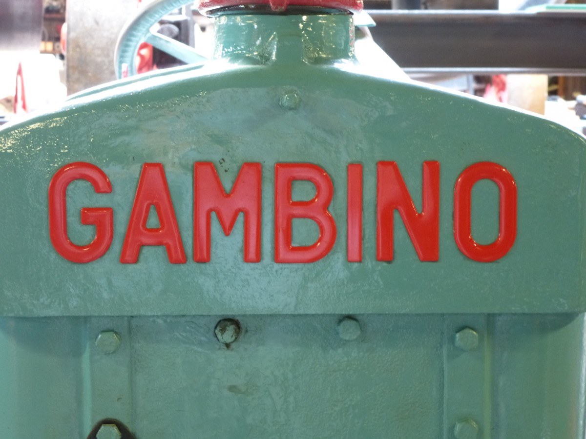 Gambino, ehemaliger italienischer Traktorenhersteller, Schriftzug am Khler eines Oldtimer-Traktors, Sept.2013 