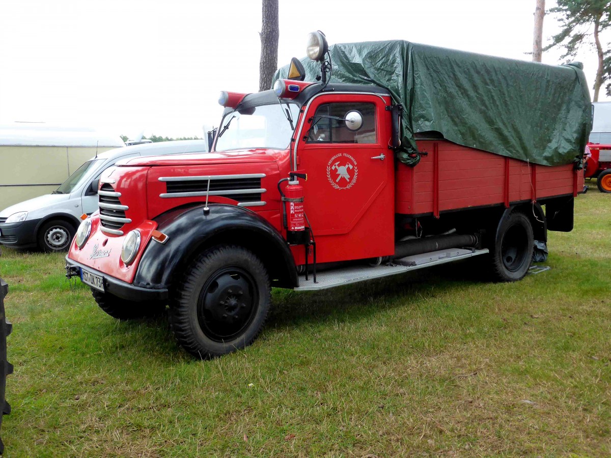 Garant als ehemaliges Feuerwehrfahrzeug, gesehen im Agroneum von Alt Schwerin anl. der Oldtimerausstellung 2014