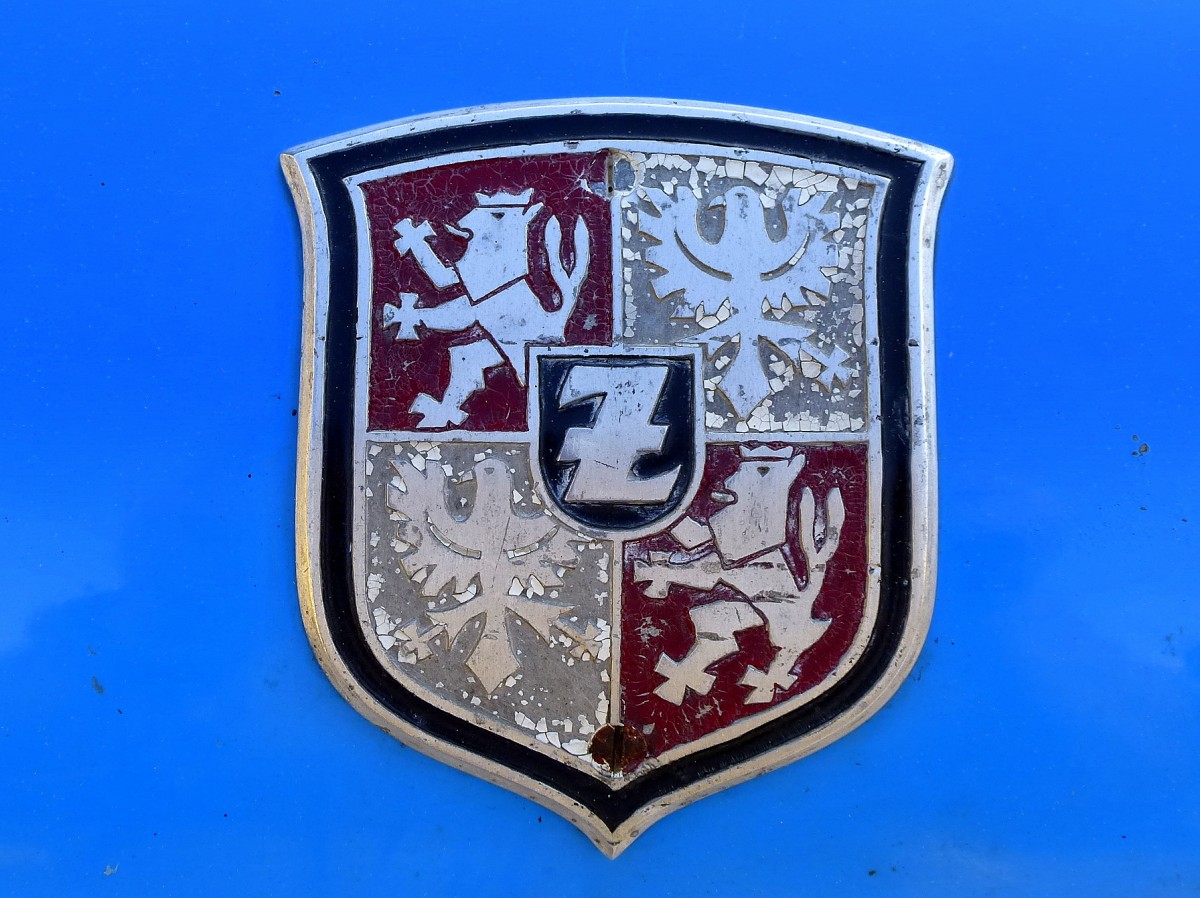 Garant, das Wappen der Stadt Zittau ziehrte die Khlerhaube der hier gebauten Fahrzeuge, April 2014