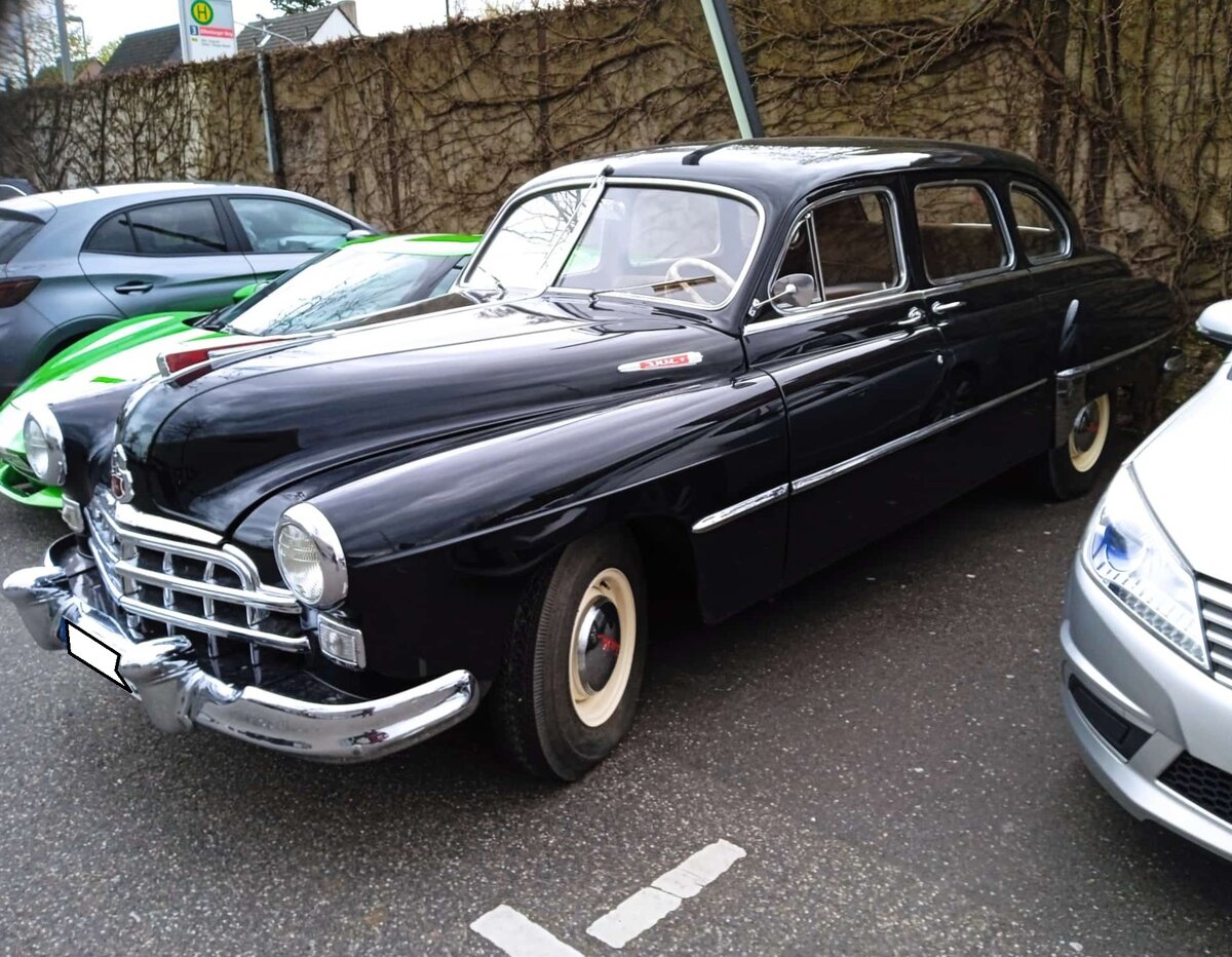 GAZ 12 ZIM Limousine. Um die L�cke zwischen dem  Pobeda  und dem luxuri�sen ZIS 110 zu schlie�en, gaben die sowjetischen Beh�rden dem GAZ-Werk im Mai 1948 den Auftrag, innerhalb k�rzester Zeit ein entsprechendes Auto zu bauen. Im Fr�hjahr 1950 wurde das Modell dann auf der Leipziger Messe vorgestellt. Bis zum Produktionsende im Jahr 1959 wurden 21.527 Einheiten dieses Typs (auch Taxi- und Ambulanzversionen) gebaut. Der Sechszylinderreihenmotor mit Leichtmetallzylinderkopf hat einen Hubraum von 3480 cm� und leistet rund 90 PS. Besucherparkplatz der D�sseldorfer Classic Remise im M�rz 2026. 