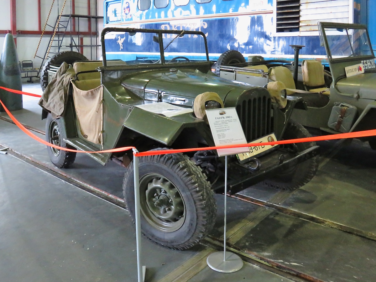 GAZ-67b, der  Russische Jeep , Baujahr 1943, in einem kleinen Technikmuseum, dem музей ретро техники, im Малая Октябрьская железная дорога Depot in Pushkin, 19.8.17