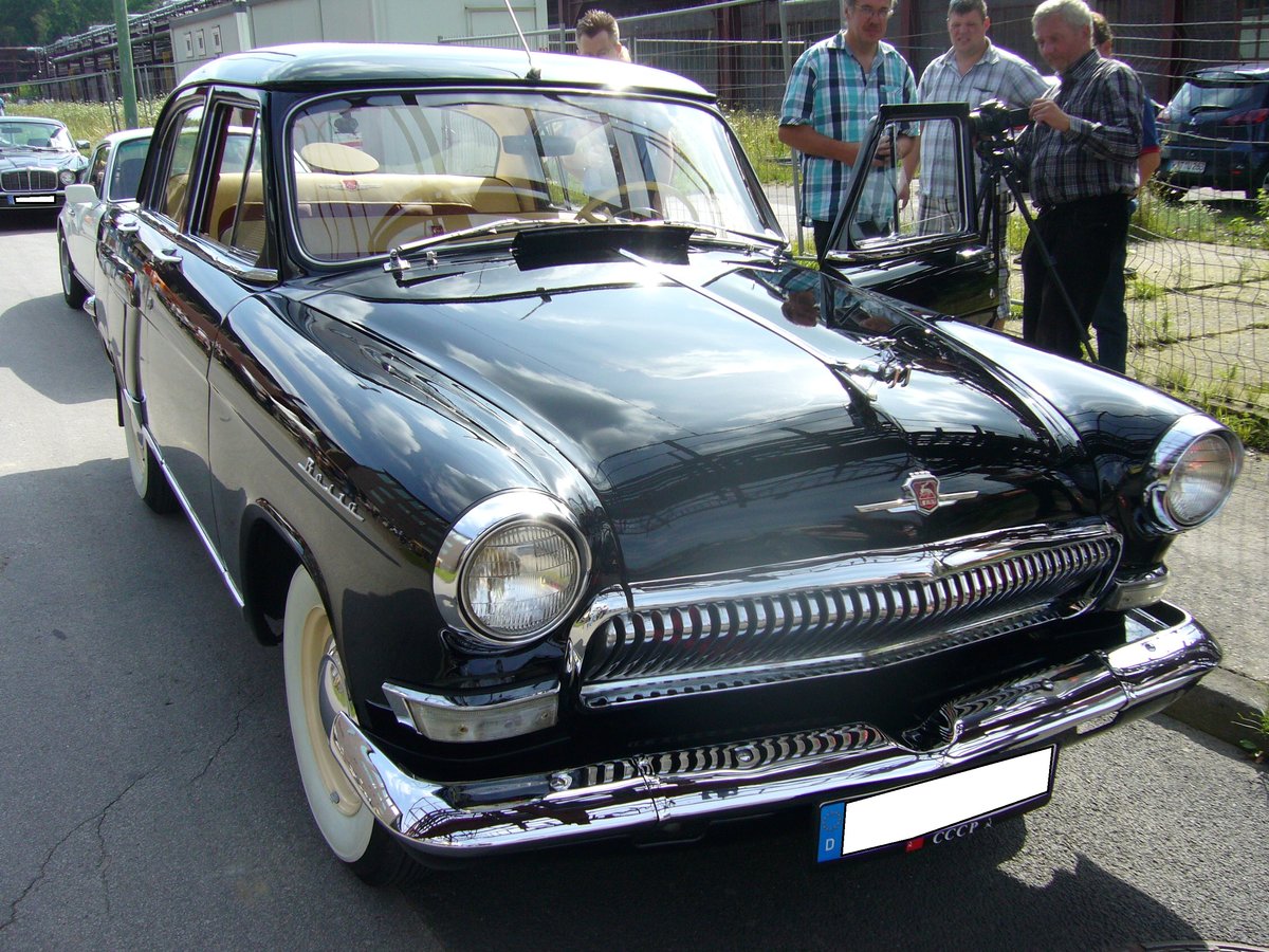 GAZ Wolga M21, gebaut von 1955 bis 1970. Das Modell war als viertürige Limousine, fünftüriges Kombimodell und in Einzelanfertigungen als Lieferwagen lieferbar. Unter der Motorhaube verrichtet ein Vierzylinderreihenmotor seinen Dienst, der aus einem Hubraum von 2445 cm³ 75 PS leistet. Bei Modellen, die für den Export (hauptsächlich nach Belgien) bestimmt waren, wurde durch Erhöhung der Verdichtung die Leistung auf 80 PS angehoben. Oldtimertreffen Zollverein am 03. August 2014.