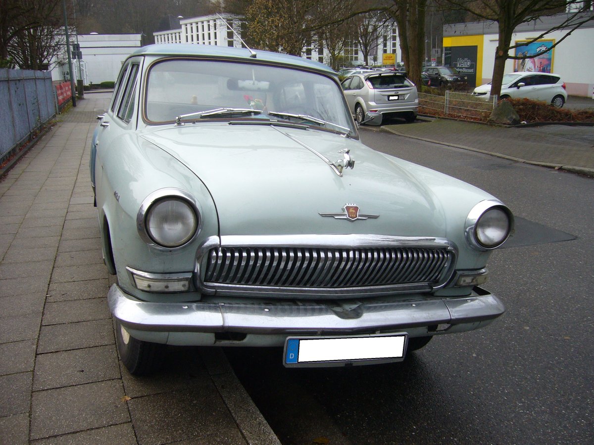 GAZ Wolga M21, gebaut von 1955 bis 1970. Das gezeigte Auto stammt aus dem Jahr 1966. Das Modell war als viertürige Limousine, fünftüriges Kombimodell und in Einzelanfertigungen als Lieferwagen lieferbar. Unter der Motorhaube verrichtet ein Vierzylinderreihenmotor seinen Dienst, der aus einem Hubraum von 2445 cm³ 75 PS leistet. Bei Modellen, die für den Export (hauptsächlich nach Belgien) bestimmt waren, wurde durch Erhöhung der Verdichtung die Leistung auf 80 PS angehoben. Der belgische Importeur baute auf Wunsch, auch auf einen englischen Perkins Dieselmotor um. Damit war dieses Modell insbesondere bei belgischen Taxiunternehmern sehr beliebt. Essen Rüttenscheid am 12.12.2020.