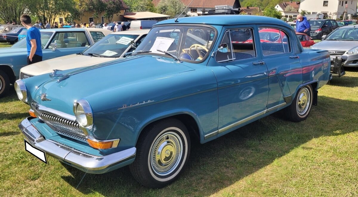 GAZ Wolga M21, gebaut von 1955 bis 1970. Das Modell war als viert�rige Limousine, f�nft�riges Kombimodell und in Einzelanfertigungen als Lieferwagen lieferbar. Unter der Motorhaube verrichtet ein Vierzylinderreihenmotor seinen Dienst, der aus einem Hubraum von 2445 cm� 75 PS leistet. Bei Modellen, die f�r den Export (haupts�chlich nach Belgien) bestimmt waren, wurde durch Erh�hung der Verdichtung die Leistung auf 80 PS angehoben. Der belgische Importeur baute auf Wunsch, auch auf einen englischen Perkins Dieselmotor um. Damit war dieses Modell insbesondere bei belgischen Taxiunternehmern sehr beliebt. Oldtimertreffen Altenthann/Oberpfalz am 03.05.2026.