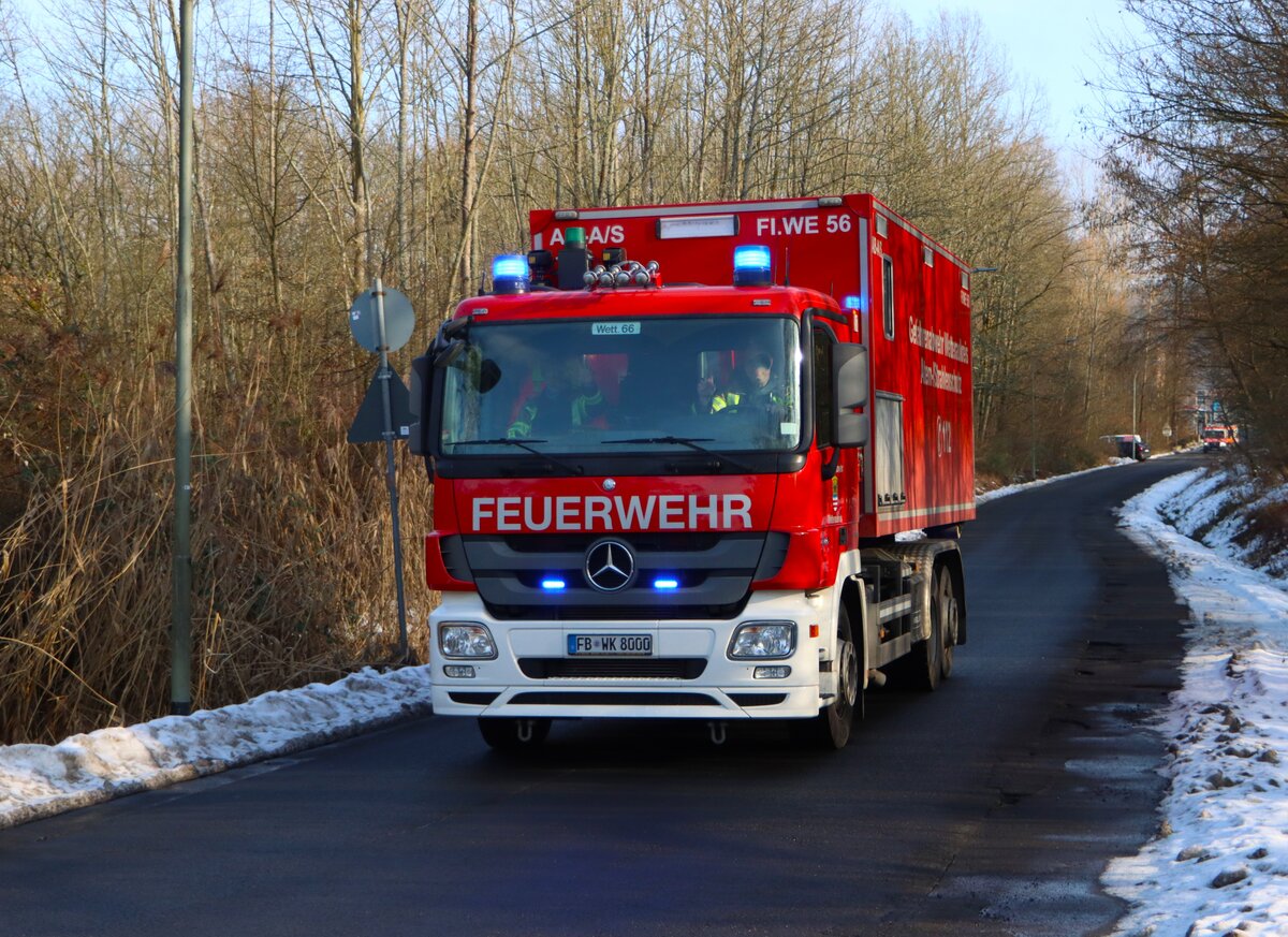 Gefahrenabwehr Wetteraukreis Mercedes Benz Actros WLF mit AB-Atemschutz beim Abrücken am 31.01.26 nach einer Großübung in Büdinger Gewerbegebiet