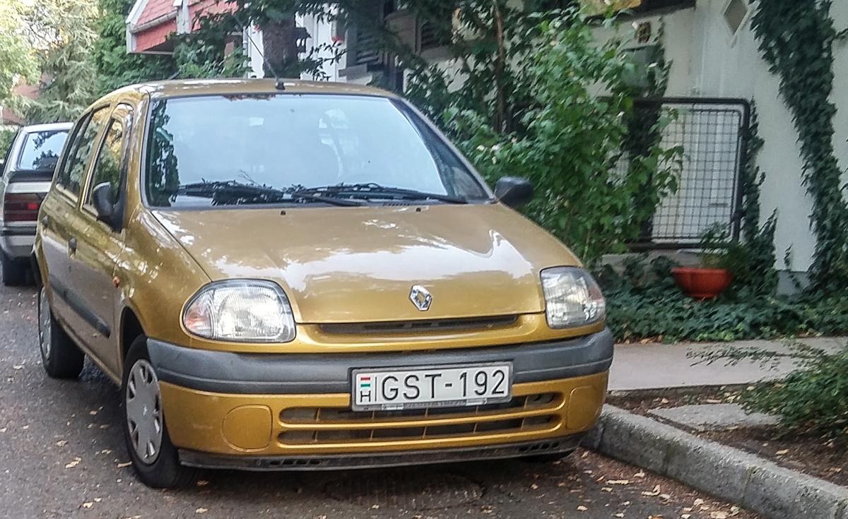 Gelber Renault Clio II. Foto: Pécs (HU), August, 2019.