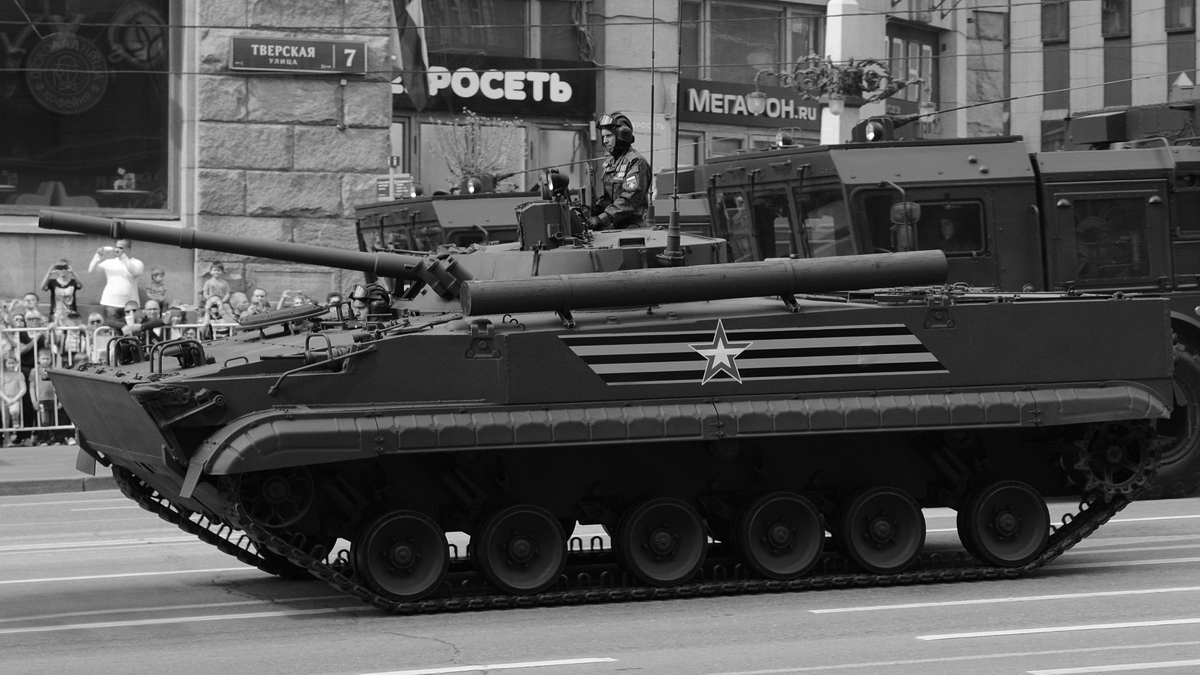 Generalprobe am 7.5.2016 für die Parade zum 71. Jahrestag des Siegs über Nazi-Deutschland im Zweiten Weltkrieg in Moskau. Im Bild ein Schützenpanzer BMP-3M.