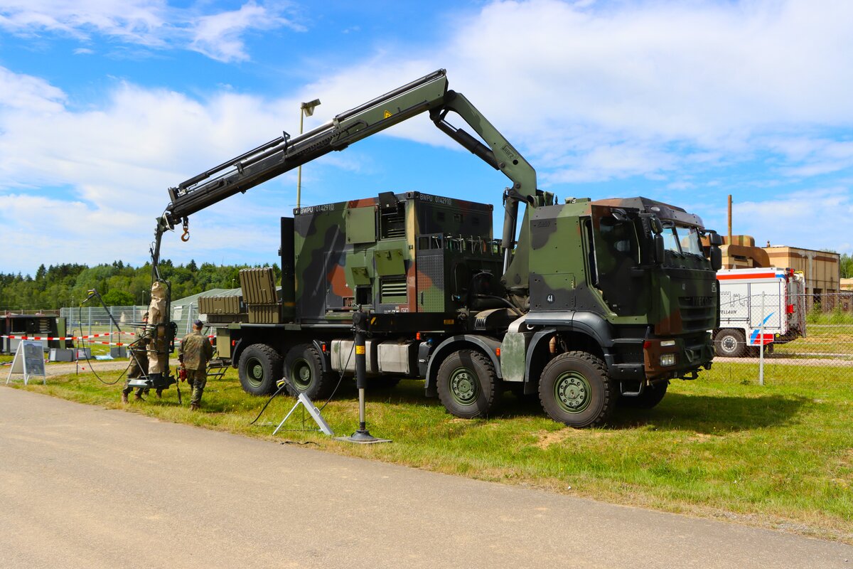 Gepanzerter IVECO LKW mit Kran am 06.06.26 beim Tag der Bundeswehr in Kastellaun 