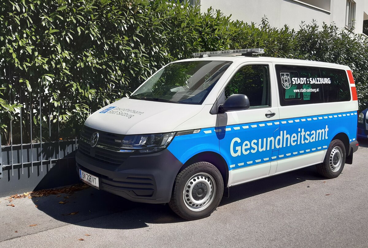 Geparktes VW - Bully -Einsazufahrzeug der Stadt Salzburg  Gesundheitsamt  am 8.8. 2022 in Salzburg (Österreich).