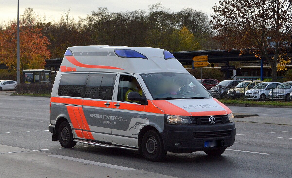 Gesund Transport GmbH aus Berlin mit einem VW T 5 Krankentransportfahrzeug am 11.11.22 Berlin Marzahn.