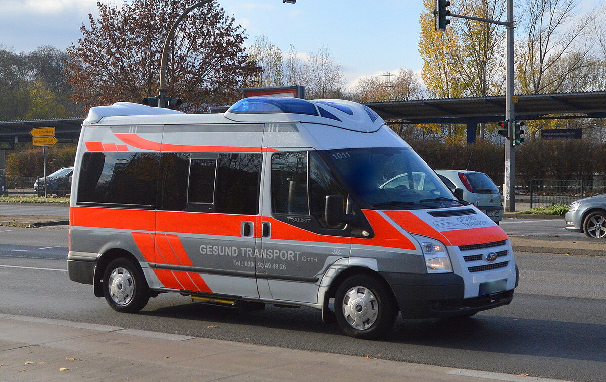 Gesund Transport GmbH aus Berlin mit einem FORD TRANSIT Krankentransportfahrzeug am 18.11.22 Berlin Marzahn.
