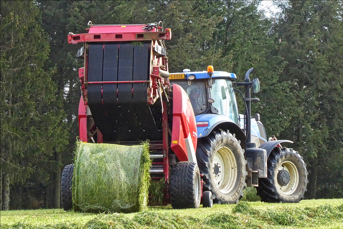 Gibt der Sensor in der Rundballenpresse an das der Richtige Umfang der Rundballe erreicht ist mu der Trecker Fahrer etwas zurcksetzen um die Rundballe entladen zu knnen.  Mai 2019