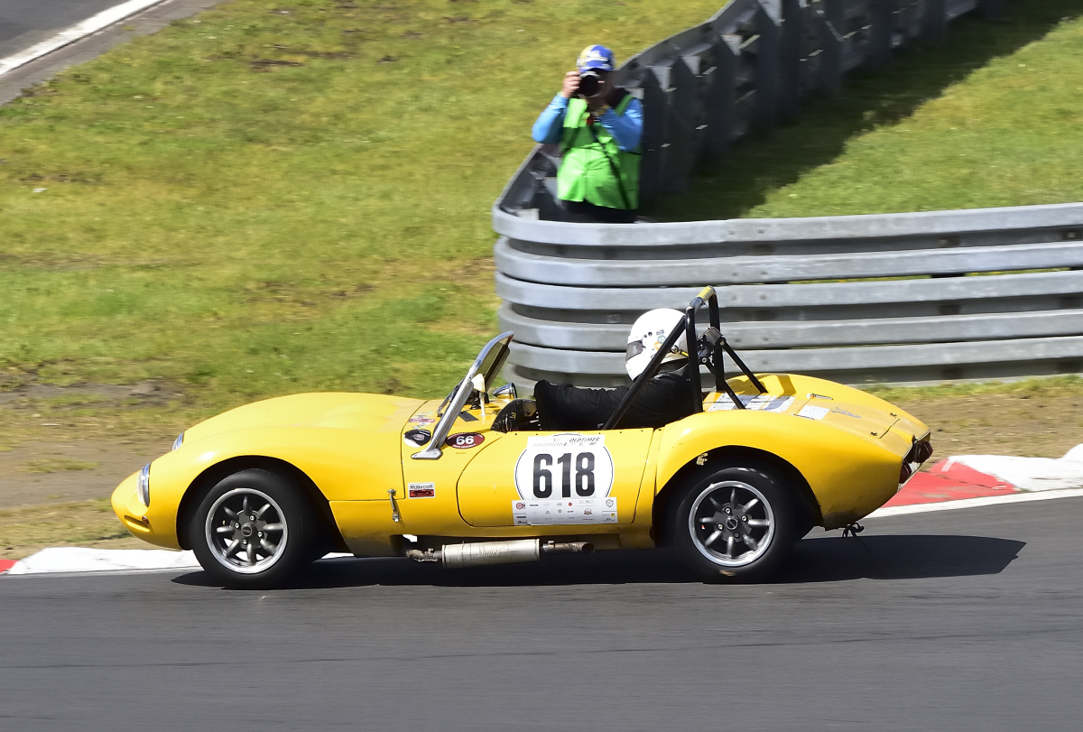  Ginetta G4 Historic Championship`65, gefahren werden Sprintrennen mit einer Renndauer von 2 x 30 Minuten bis 2 x 40 Minuten (je Veranstaltung).
Zugelassen sind Fahrzeuge der Kategorie GT, Tourenwagen und zweisitzige Rennsportwagen der Baujahre 1947 bis 1965 nach dem Reglement der FIA Anhang „K“.
Aufnahmen vom: N�rburgring Classic am 13.06.2026, aus den Zuschauer Bereichen.