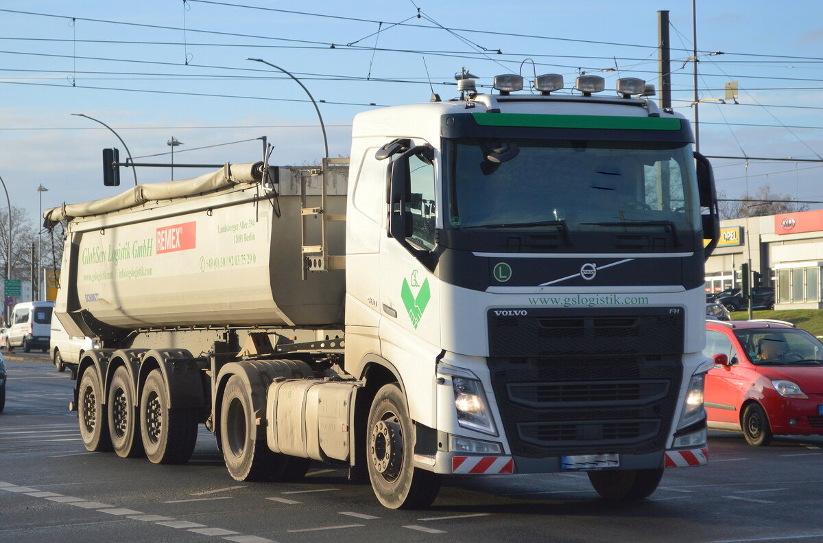 GlobServ Logistik GmbH aus Berlin mit einem Sattelkipper mit VOLVO FH 460 Zugmaschine am 23.11.22 Berlin Marzahn.