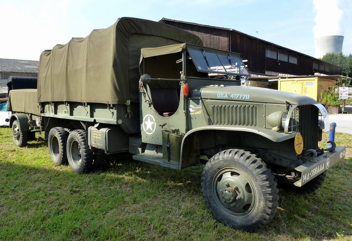 GMC CCKW353, US-amerikanischer Militr-LKW, gebaut von 1941-45, 6-Zyl.Ottomotor mit 4400ccm und 104PS, Vmax.72Km/h, 6.Int.Militrfahrzeugtreffen im Schweizerischen Militrmuseum Full, Juli 2015