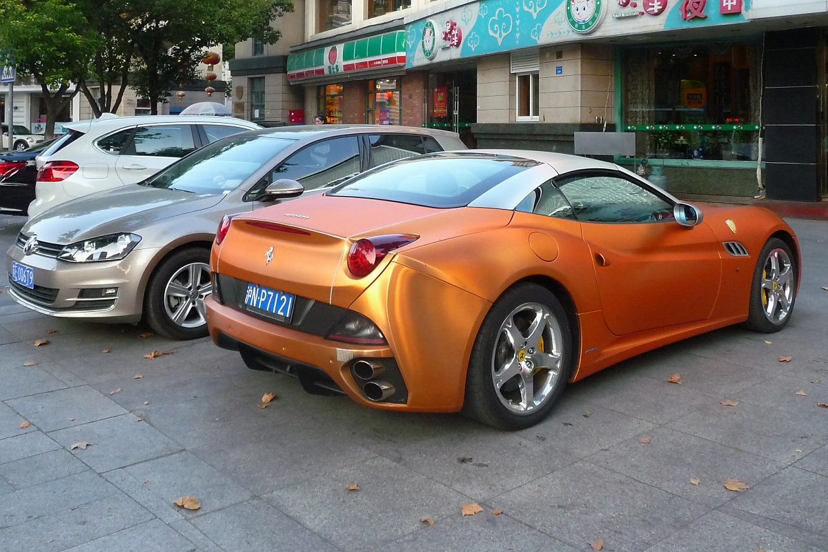 Goldener Ferrari California in Kunshan, Jiangsu, 18.10.2015
