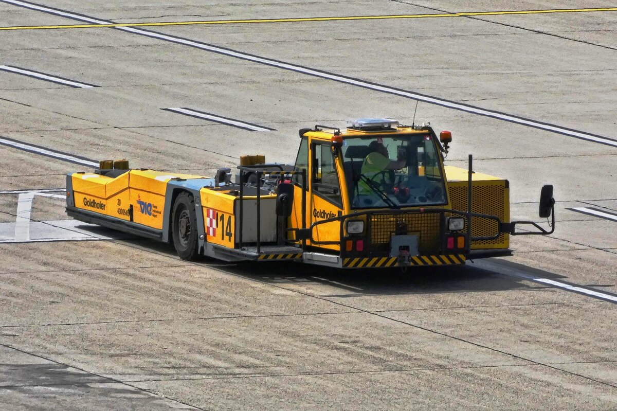 Goldhofer Flugzeugschlepper gesehen auf dem Flughafen Wien. 04.05.2026