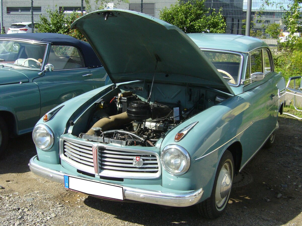 Goliath 1100 Limousine, gebaut von 1957 bis 1958. Der Goliath 1100 war das Nachfolgemodell der Zweitakt-Modelle GP 700 & 900. Das Modell war als zweitürige Limousine (Foto), dreitüriges Kombimodell und als hübsches Coupe lieferbar. Der wassergekühlte Vierzylinderboxermotor aus Leichtmetall mit einem Hubraum von 1093 cm³ war eine absolute Neuentwicklung. Das Auto konnte wahlweise mit 40 oder 55 PS geordert werden. Da der Name Goliath durch die Modelle GP 700 und GP 900 keinen sonderlich guten Ruf mehr genoss, taufte man den 1100 im Jahr 1958 kurzerhand in Hansa 1100 um. Mit einigen Retuschen wurde das Auto als Hansa 1100 bis 1961 weitergebaut. Der gezeigte Wagen wurde im Oktober 1958 erstmalig in der Schweiz zugelassen. 50. Jahrestreffen der Borgward I.G. e.V. an der  Alten Dreherei  in Mülheim an der Ruhr.