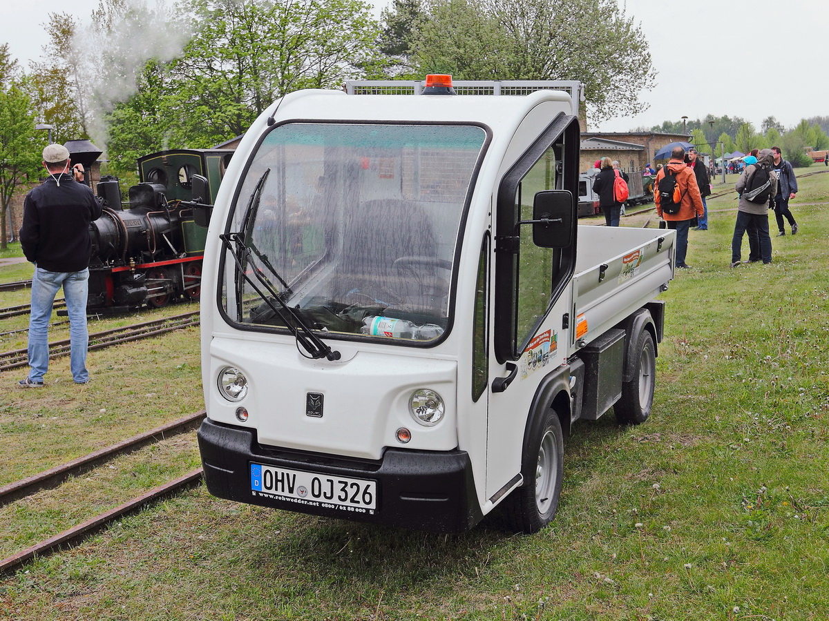 Goupil G3, elektrisches Nutzfahrzeug der Firma Goupil Industrie, Frankreich.mit einer  Geschwindigkeit bis 40 km/h. Gesehen am 13. Mai 2017 im Ziegeleipark Mildenberg in der Uckermark.


