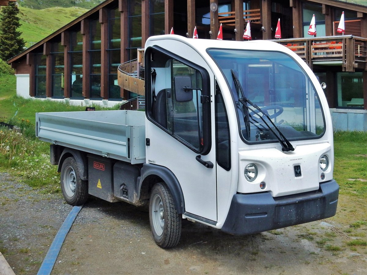 Goupil G3, vollelektrisches Nutzfahrzeug der Firma Goupil Industrie, Frankreich. Leergewicht: 925 kg, maximale Last Pritsche: 700 kg, Geschwindigkeit: bis 40 km/h.  Aufgenommen am 25. Juni 2015 in Bettmeralp, Kanton Wallis, Schweiz