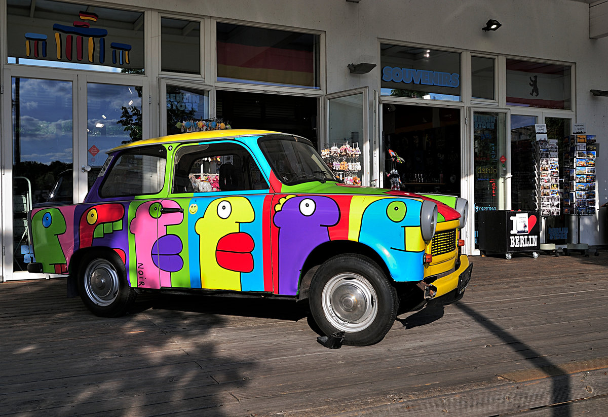 Graffiti Künstler & Mauerkünstler; Thierry Noir gestaltete diesen Trabant Modell:601 Erstzulassungsjahr:1989. Aufnahme am nahe dem Holocaust-Mahnmal, vor einem Berlin Store am 11.6.2017