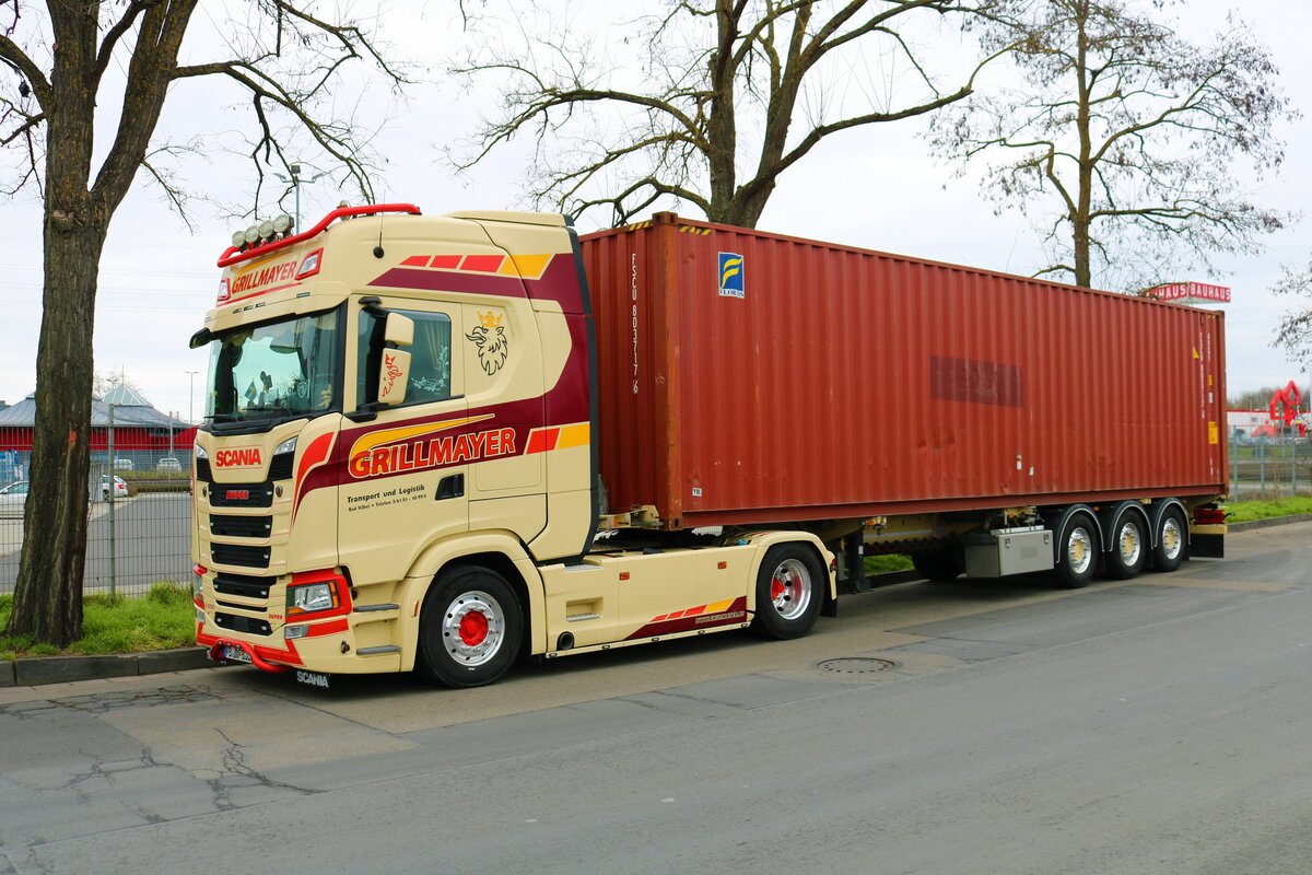 Grillmayer Scania Super mit Container am 28.01.23 in Hanau Hafen