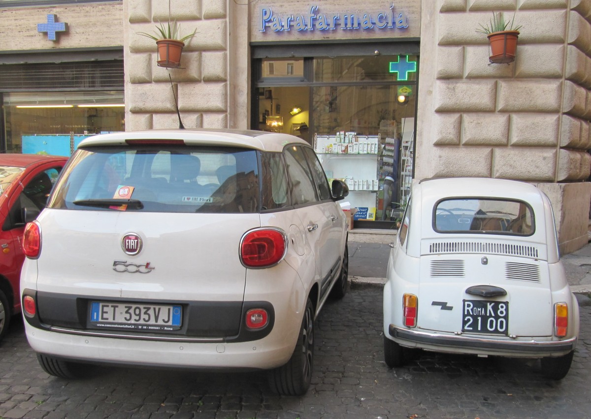 Größenvergleich zwischen dem Fiat 500 L mit dem Ur- 500er am 16.04.2015 in Rom.