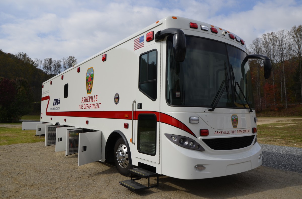 Grorettungsfahrzeug des Asheville Fire Department (NC), ausgerstet mit 28 Liegepltzen fr Verletzte. Das Fahrzeug gehrt zum Buncombe County.(30.10.2013)