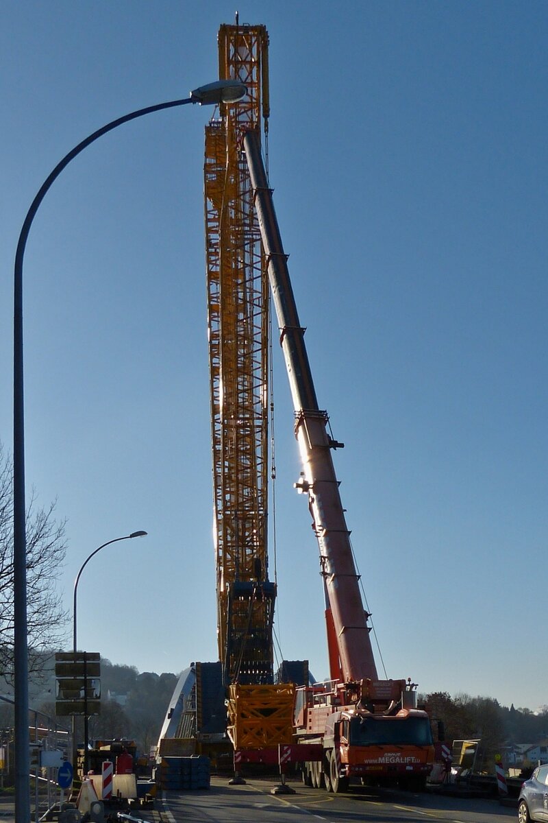 Grove Autokran ist behilflich beim Abbau des Liebherr Schwerlastbaukran an der Brückenbaustelle in Colmar Berg. 06.02.2023