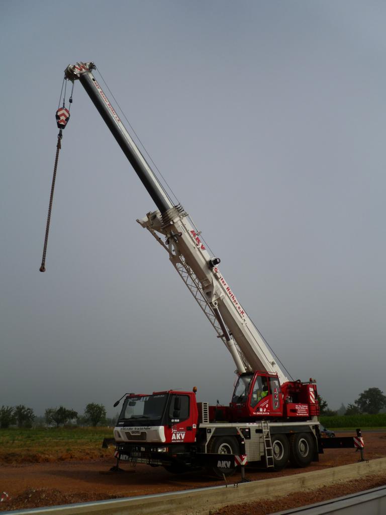 Grove GMK 3055 am 02.09.2012 auf einer Baustelle in Wengerohr