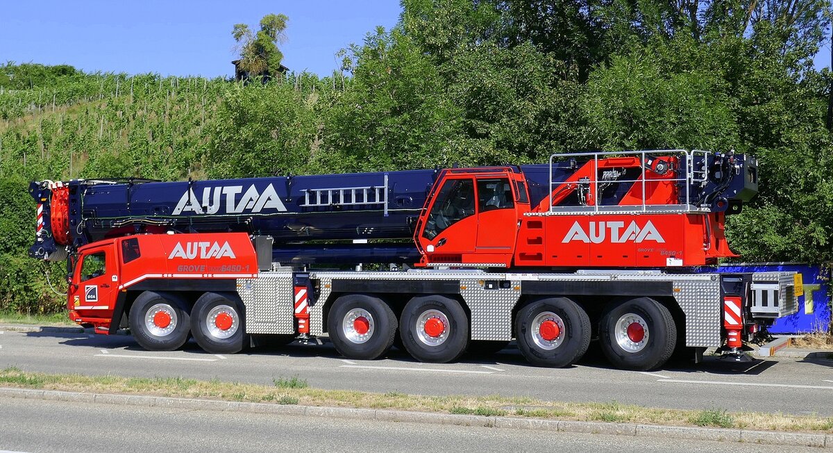 Grove GMK 6450-1, Autokran beim Halt auf dem Parkplatz am Grenz�bergang in Breisach am Rhein, Juli 2026