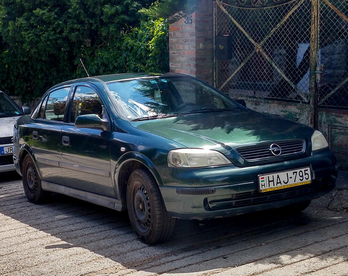 Grüner Opel Astra G aufgenommen in Mai, 2020.