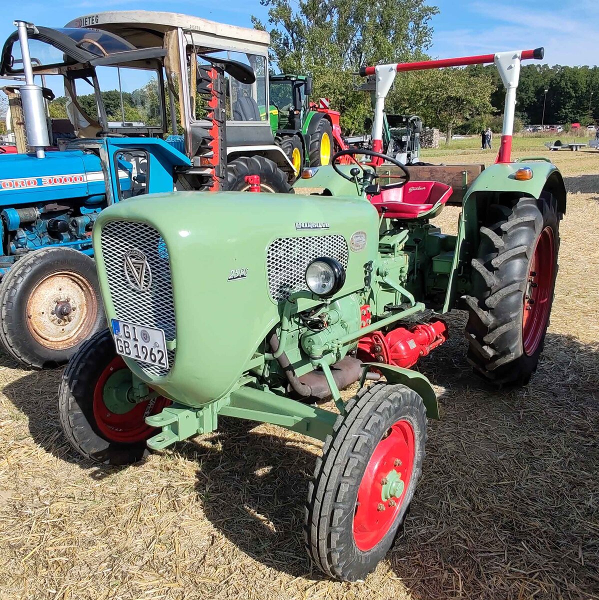 =Güldner Burgund, 25 PS, präsentiert bei der Oldtimerausstellung der OLDTIMERFREUNDE OHMTAL in Dannenrod, 09-2025
