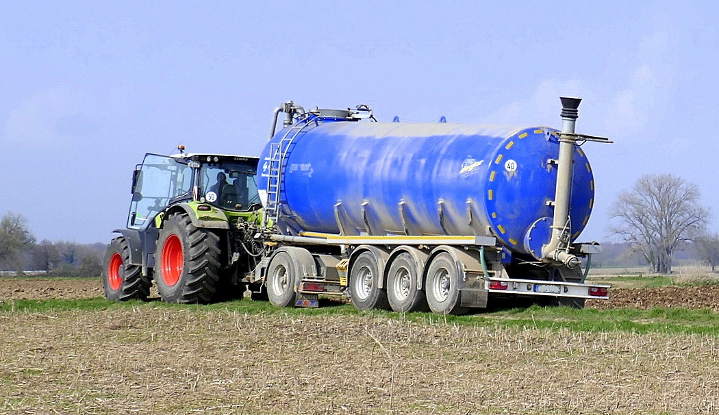 G�lletankwagen mit 32 Kubikmeter Inhalt, bringt G�lle aufs Feld zum Betanken der G�lle-Selbstfahrer, M�rz 2026