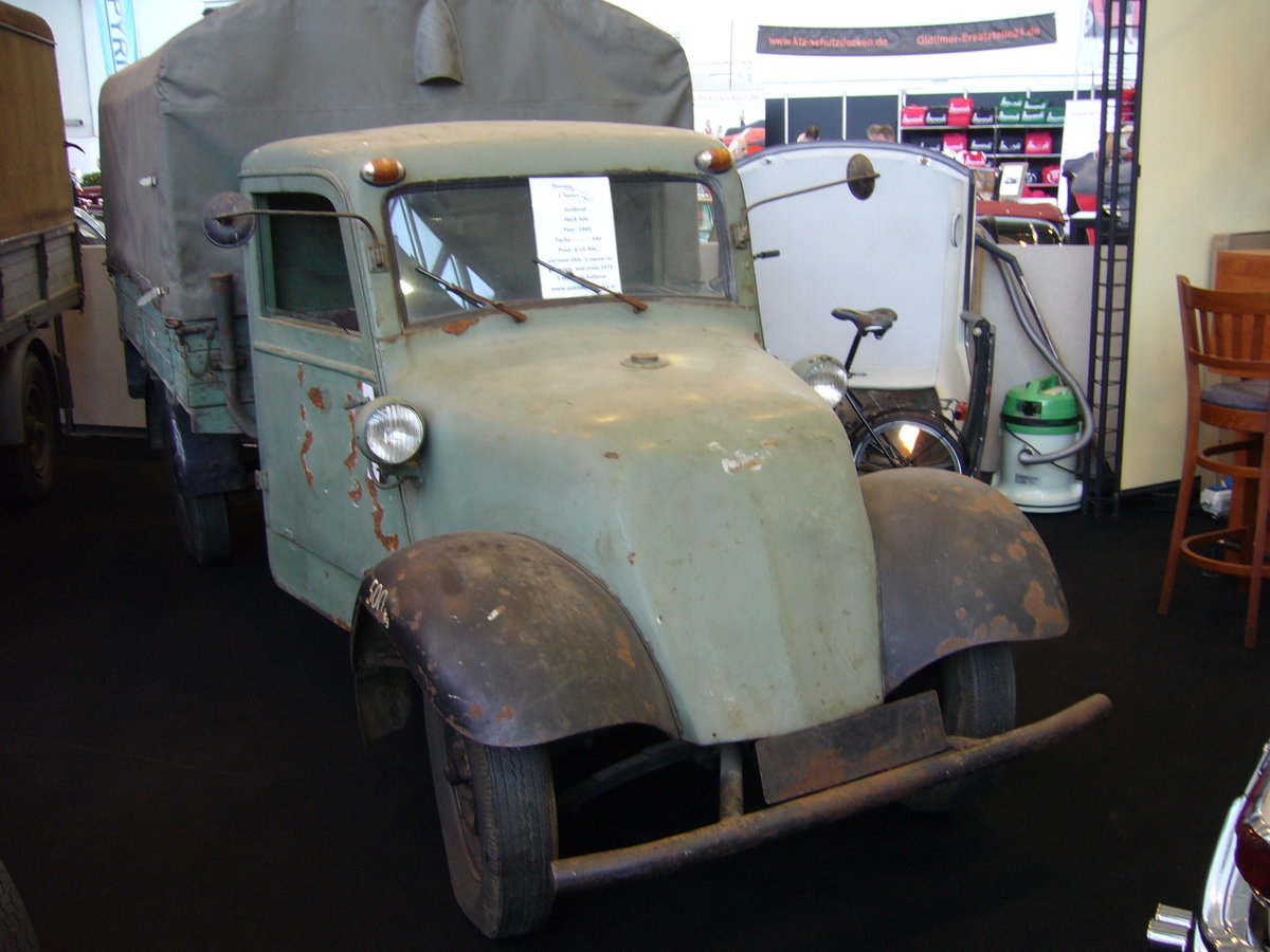 Gutbrod Heck 504 Pritschenwagen. 1946 - 1950. Nach dem Krieg begann die Firma Gutbrod diesen, bereits vor dem Krieg konstruierten Klein-Lastwagen zu produzieren. Es war ein Pritschen- und ein Kastenwagen lieferbar. Angetrieben wird dieser seltene Lieferwagen von einem 4-Zylinderzweitaktboxermotor, der aus 492 cm³ Hubraum 14 PS leistet. Insgesamt verließen 3810 Gutbrod Heck 504 Fahrzeuge die Werkhallen in Stuttgart und Plochingen. Ein solcher Pritschenwagen schlug mit DM 4.400,00 zu Buche. Techno Classica am 09.04.2016.