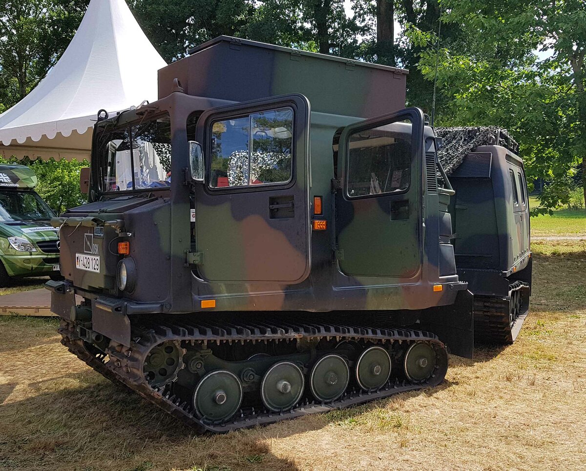 =Hägglunds Bv 206 D Mehrzweck-Geländefahrzeug steht auf einer der Ausstellungsflächen beim Bürgerfest  200 Jahre Landkreis Fulda  auf dem Gelände von Schloß Fasanerie im Juni 2022