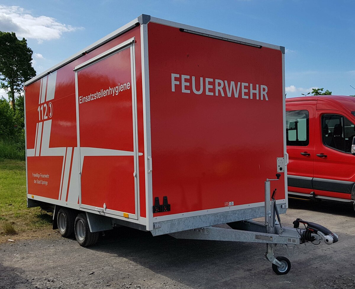 =Hänger der Feuerwehr SPRINGE steht auf dem Parkplatzgelände der RettMobil 2022 in Fulda, 05-2022