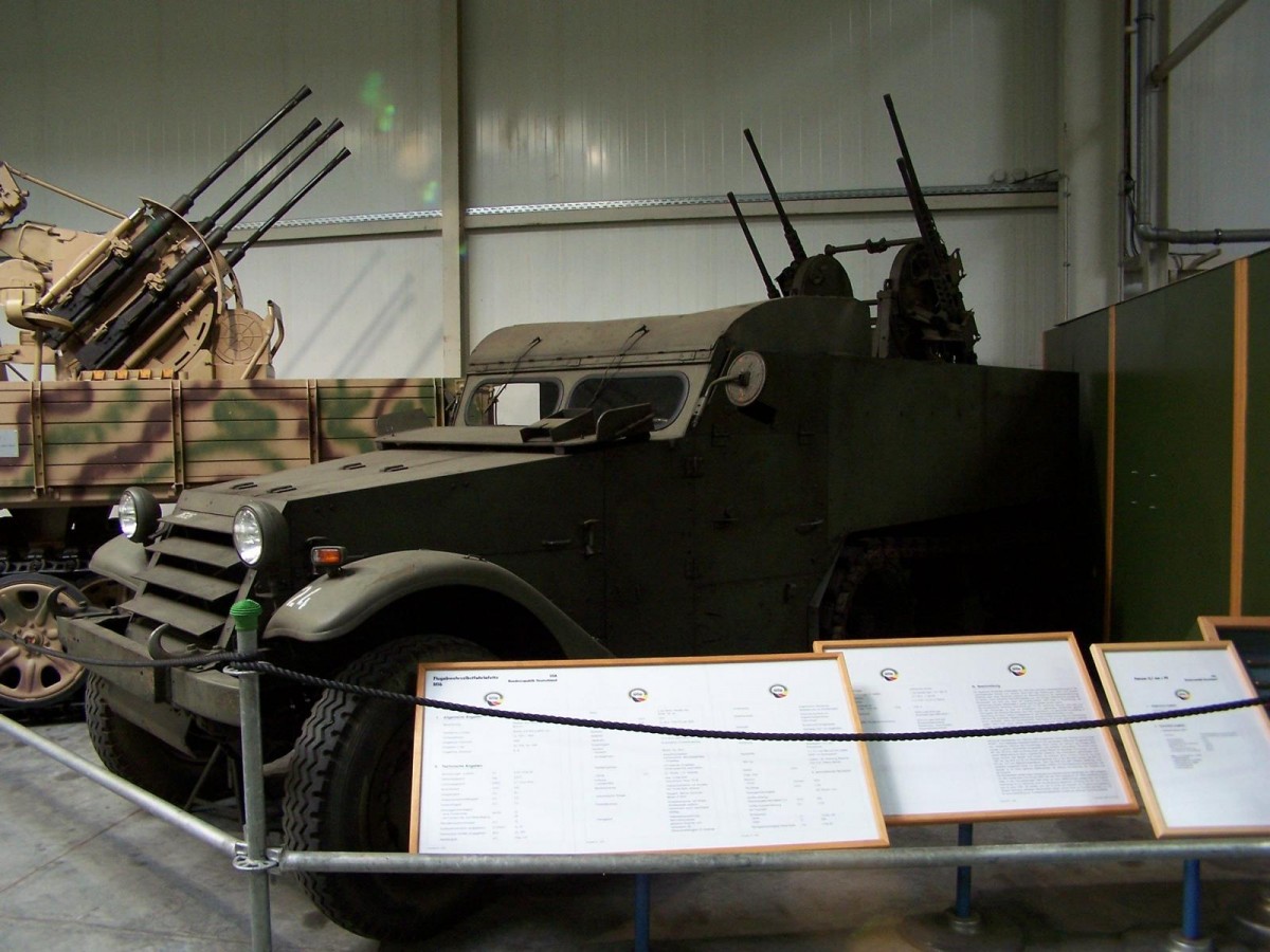 Halbkettenfahrzeug M16 in der Wehrtechnischen Studiensammlung Koblenz, 31.10.2006