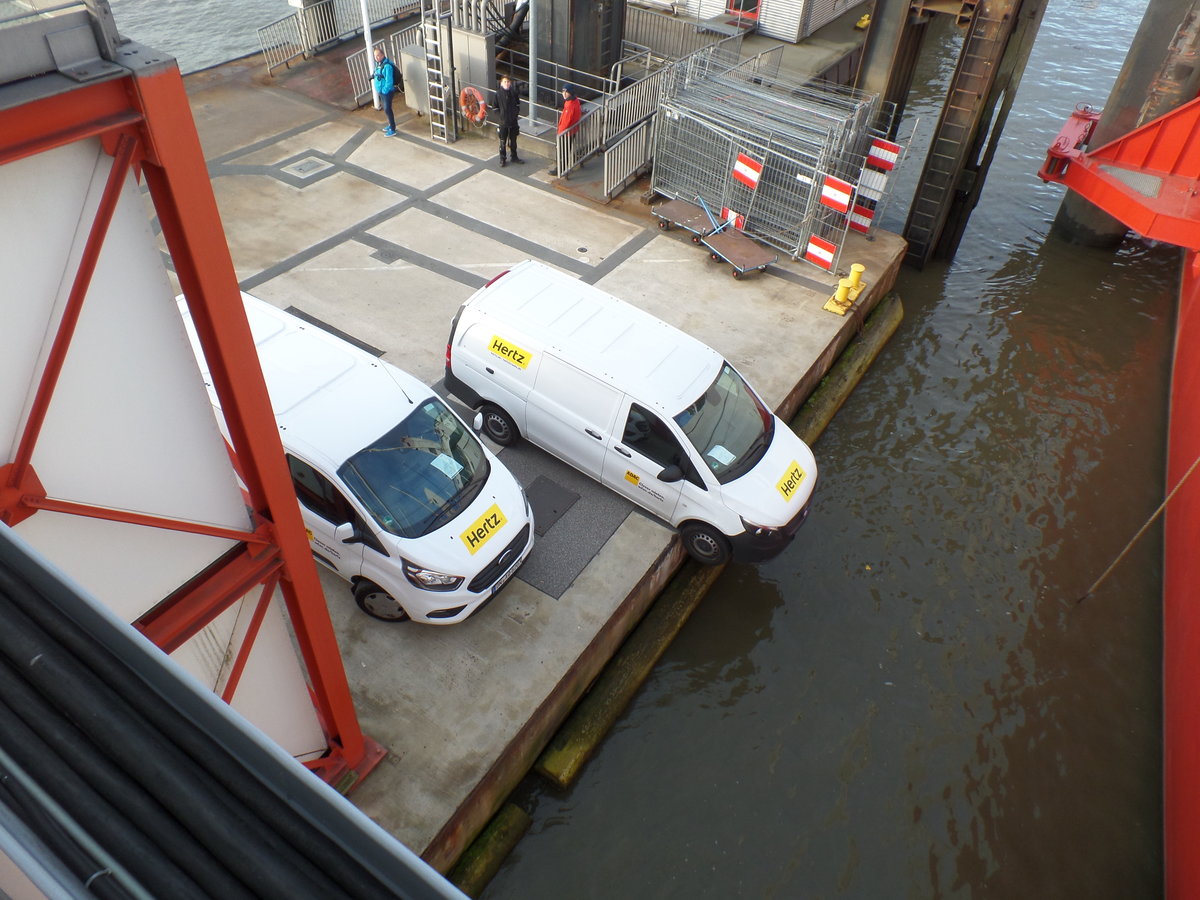 Hamburg am 26.11.2018: Elbe, auf der Überseebrücke  bei der Taufe des Löschbootes BRANDDIREKTOR WESTPHAL (ENI 04812840), Kollateralschaden, so sollte ein Auto auch bei großer Eile nicht geparkt werden, Hamburg, /