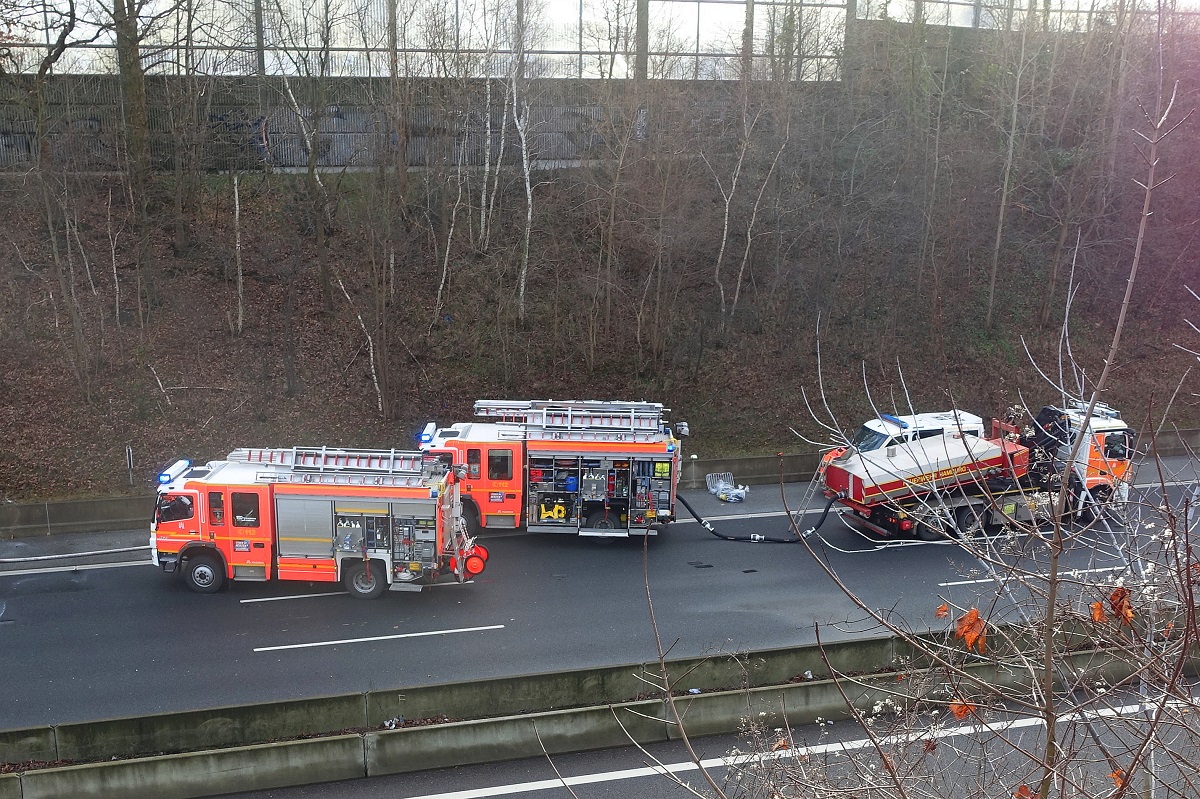 Hamburg am 30.1.2023: Löscheinsatz der Hamburger Feuerwehr auf der A1 /