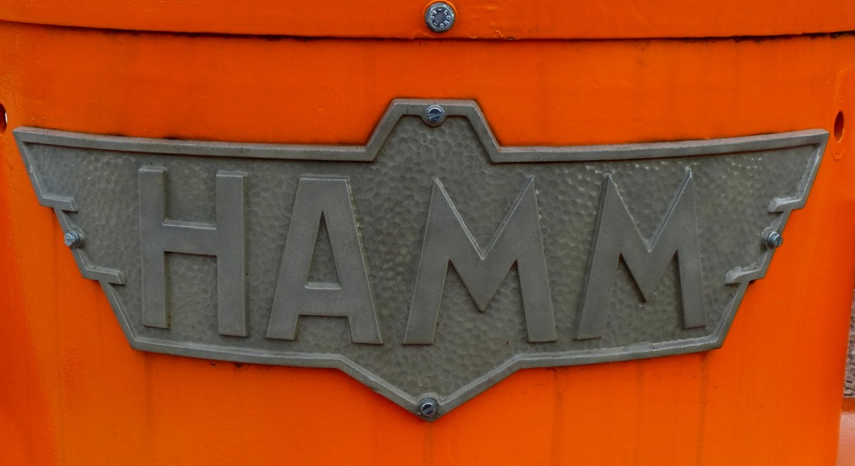 Hamm, Schriftzug an der Front einer Oldtimer-Straenwalze, das 1878 gegrndete Unternehmen in Tischenreuth/Bayern ist heute der zweitgrte Hersteller von Straenwalzen weltweit, Okt.2013