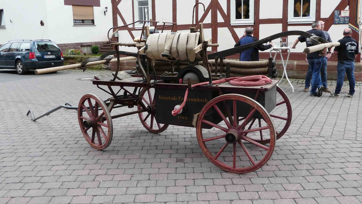 =Handdruckspritze der Feuerwehr Fraurombach aus dem Jahr 1900, gesehen anl. Ortsjubiläum von Fraurombach im August 2017