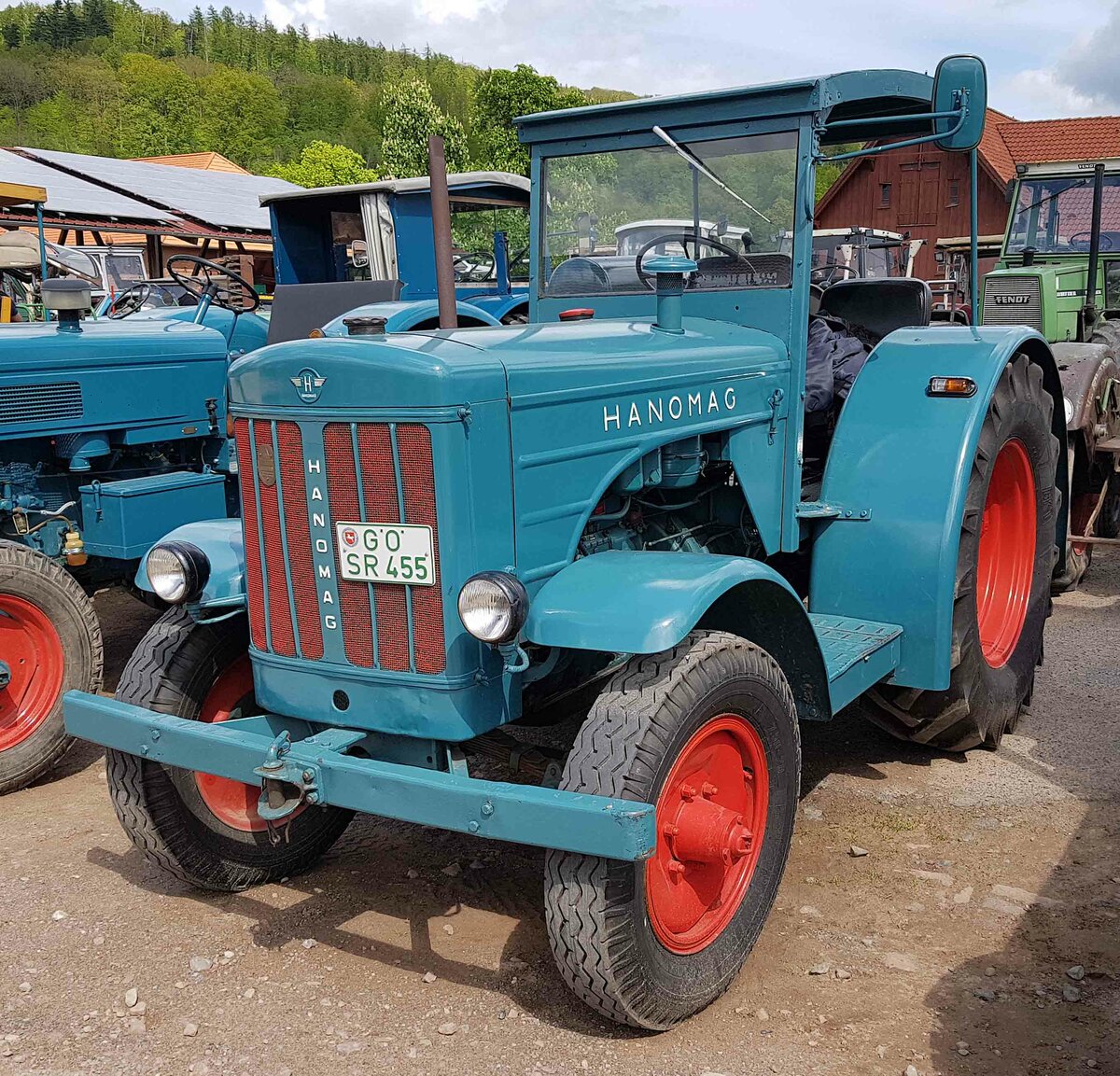 =Hanomag 455, steht auf dem Ausstellungsgelände der Traktorfreunde Wiershausen am Klostergut Hilwartshausen, 05-2023