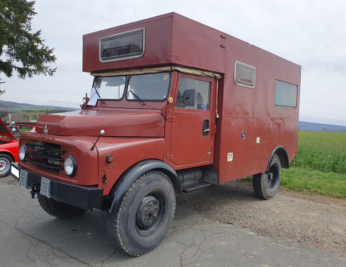 Hanomag AL28 aus dem Jahr 1965. Bei diesem Auto handelt es sich um einen ehemaligen Gruppenkraftwagen des Bundesgrenzschutzes. Im Jahr 1979 wurde der leichte LKW beim BGS ausgemustert und an einen Privatmann verkauft, der den Wagen zum Wohnmobil ausbaute. Das AL28 steht f�r A llrad L astwagen mit 2.8 Litern Hubraum. Ganz genau hat der Vierzylinderreihendieselmotor einen Hubraum von 2799 cm� und leistet mittels eines Rootes-Gebl�ses 70 PS. Oldtimertreffen Lorch-Ransel am 12.04.2026.